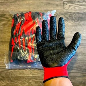 Pack of 12 red rubber dipped gardening gloves.